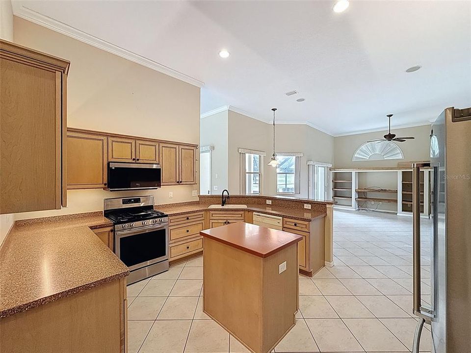 Под контрактом: $549,000 (4 спален, 3 ванн, 2833 Квадратных фут)