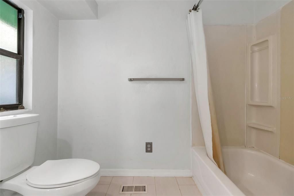 For Sale: $194,900 (2 beds, 1 baths, 1063 Square Feet)