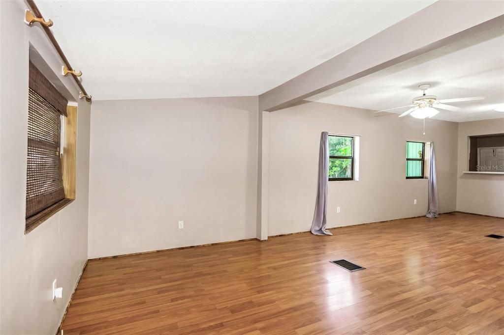 For Sale: $194,900 (2 beds, 1 baths, 1063 Square Feet)