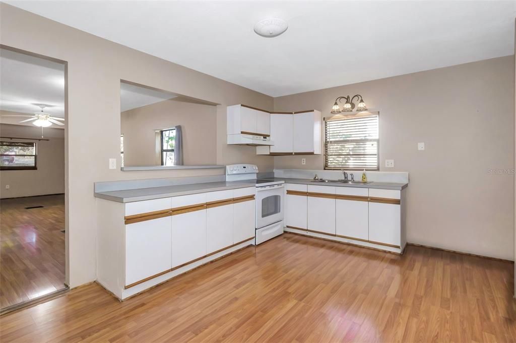 For Sale: $194,900 (2 beds, 1 baths, 1063 Square Feet)