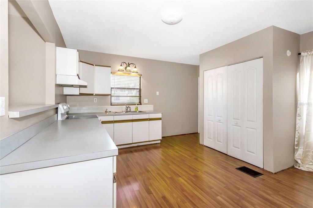 For Sale: $194,900 (2 beds, 1 baths, 1063 Square Feet)