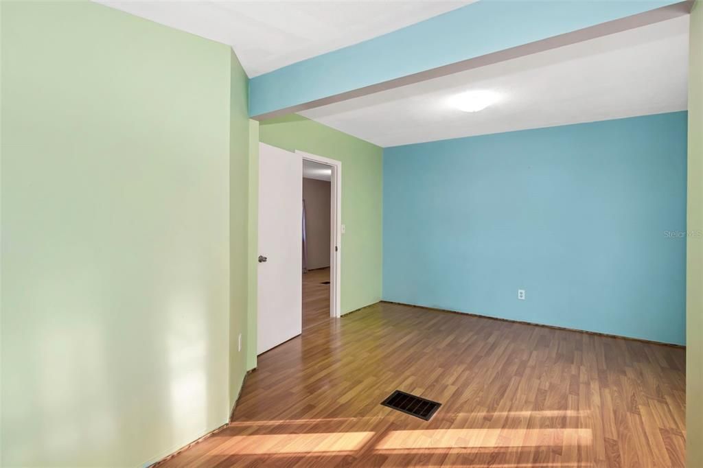 For Sale: $194,900 (2 beds, 1 baths, 1063 Square Feet)