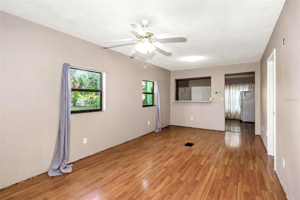 For Sale: $194,900 (2 beds, 1 baths, 1063 Square Feet)