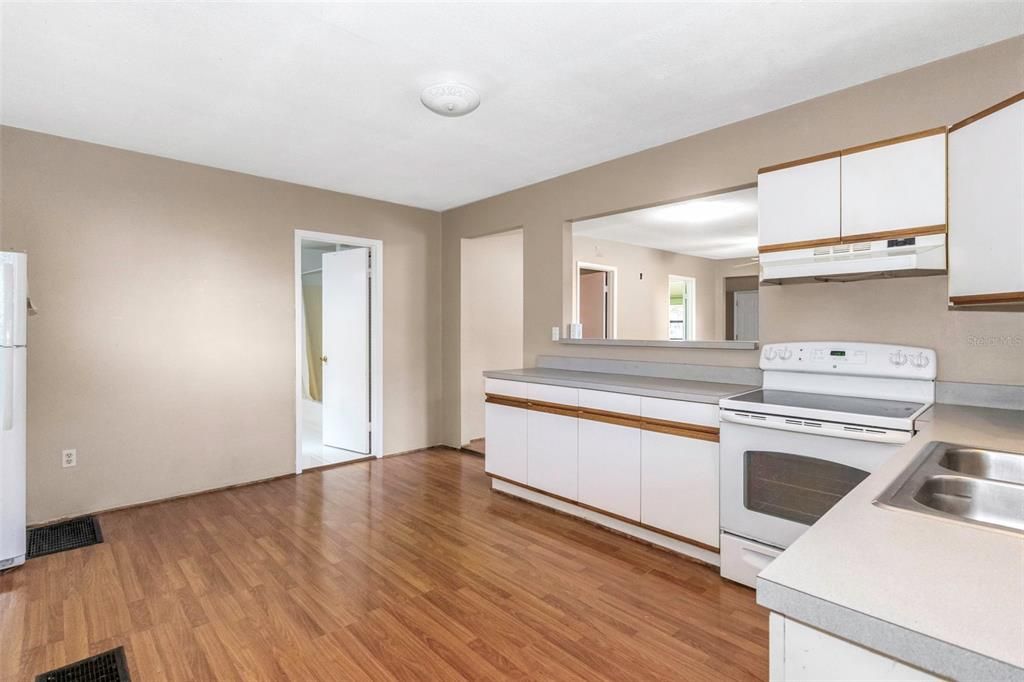 For Sale: $194,900 (2 beds, 1 baths, 1063 Square Feet)