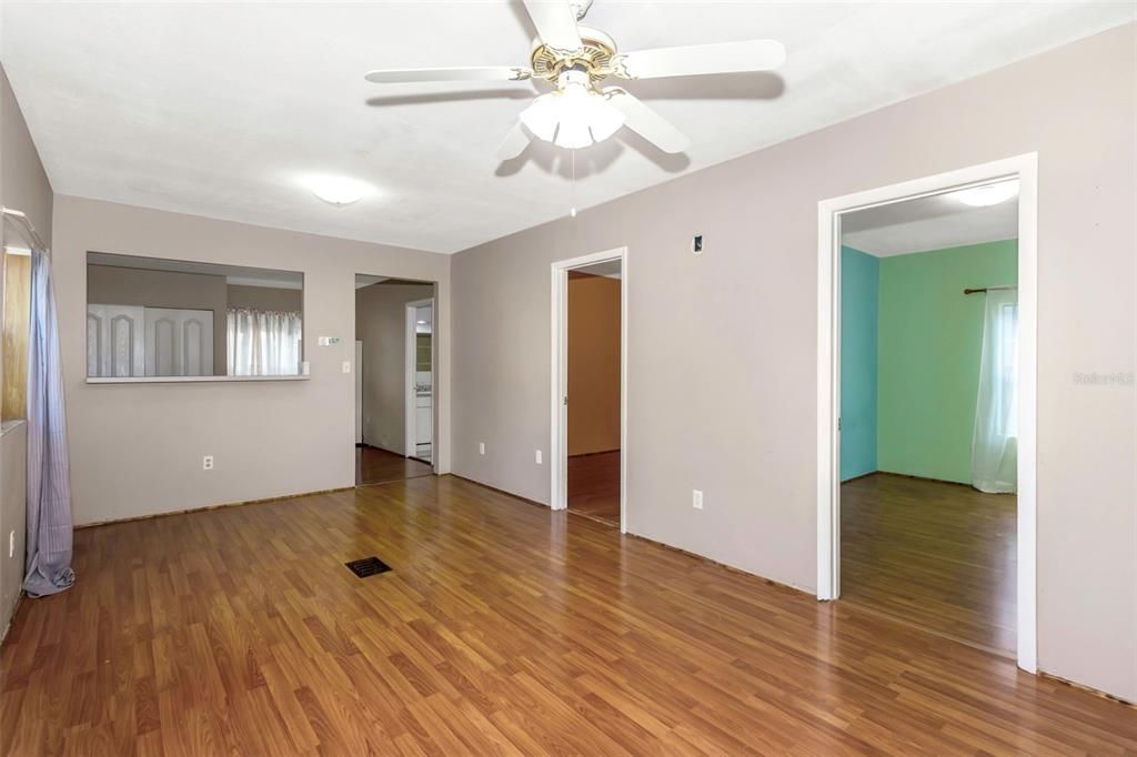 For Sale: $194,900 (2 beds, 1 baths, 1063 Square Feet)