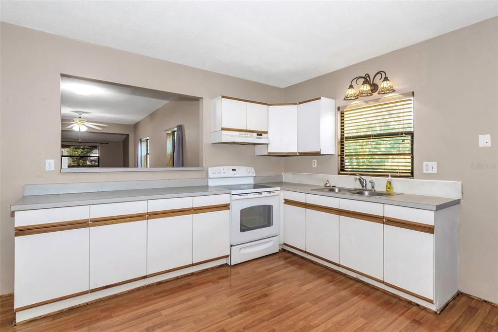 For Sale: $194,900 (2 beds, 1 baths, 1063 Square Feet)