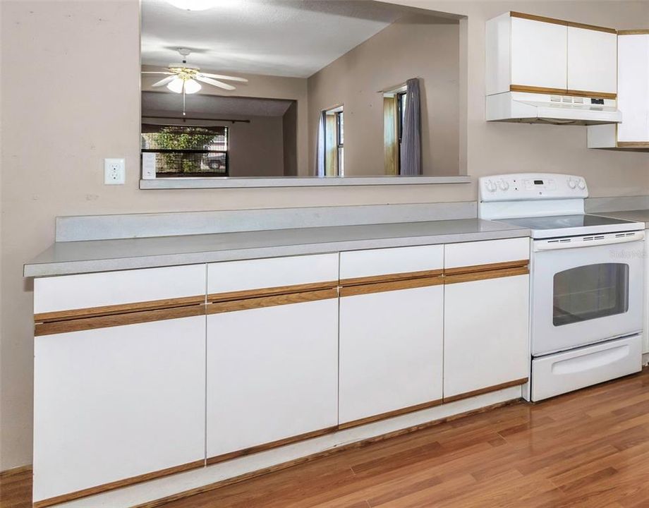 For Sale: $194,900 (2 beds, 1 baths, 1063 Square Feet)