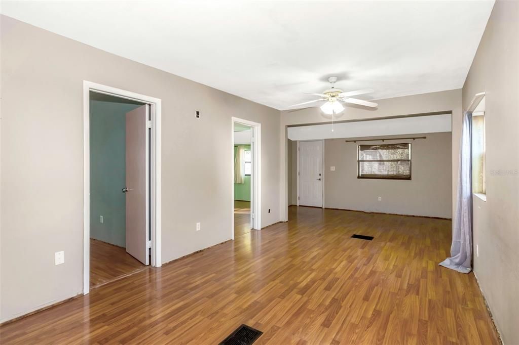 For Sale: $194,900 (2 beds, 1 baths, 1063 Square Feet)