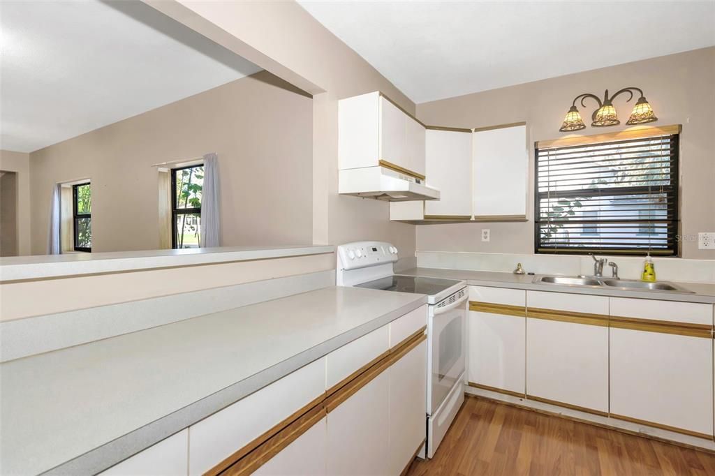 For Sale: $194,900 (2 beds, 1 baths, 1063 Square Feet)