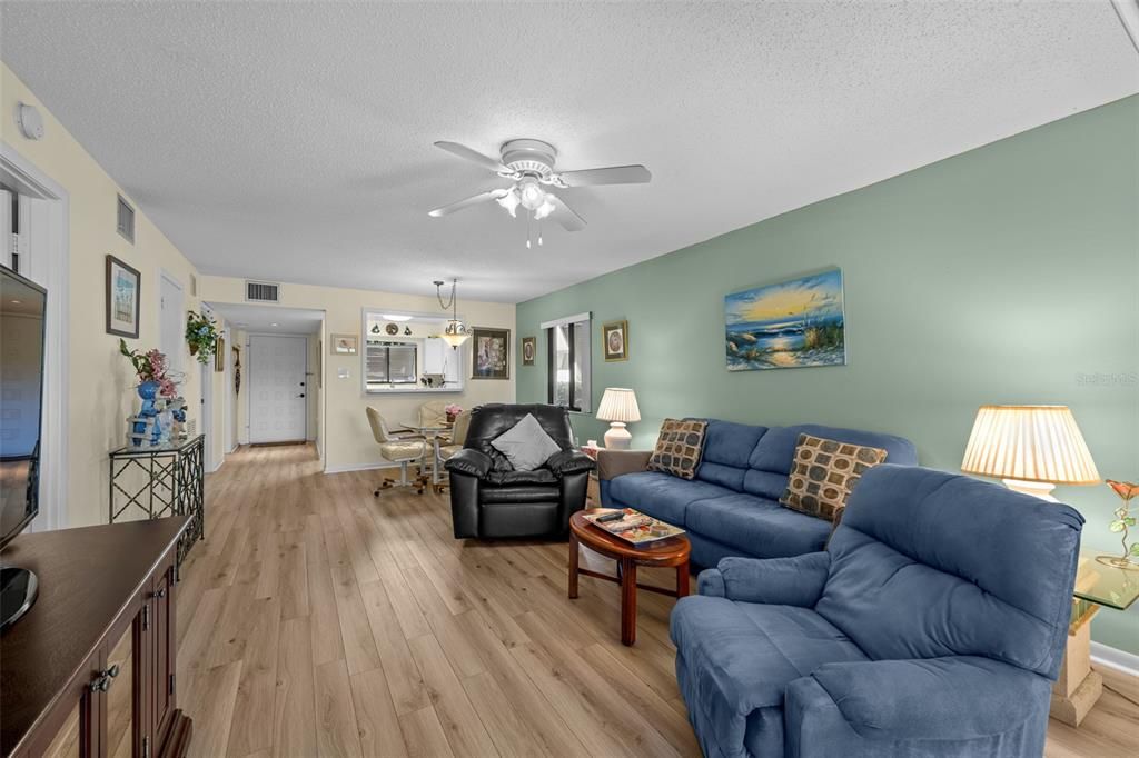 Active With Contract: $239,000 (2 beds, 2 baths, 1145 Square Feet)