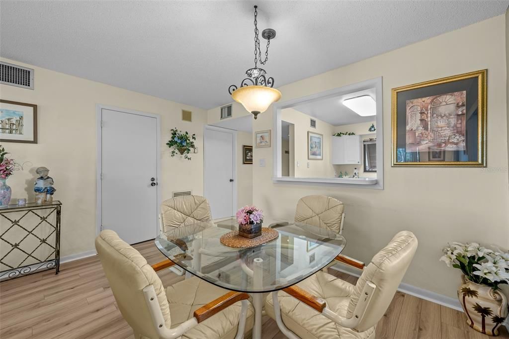 Active With Contract: $239,000 (2 beds, 2 baths, 1145 Square Feet)