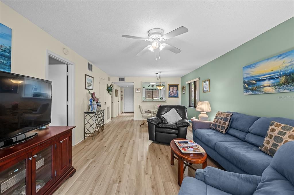 Active With Contract: $239,000 (2 beds, 2 baths, 1145 Square Feet)