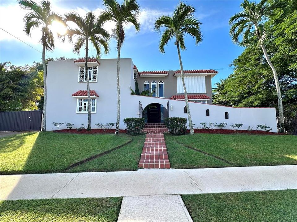 Под контрактом: $875,000 (4 спален, 3 ванн, 3483 Квадратных фут)