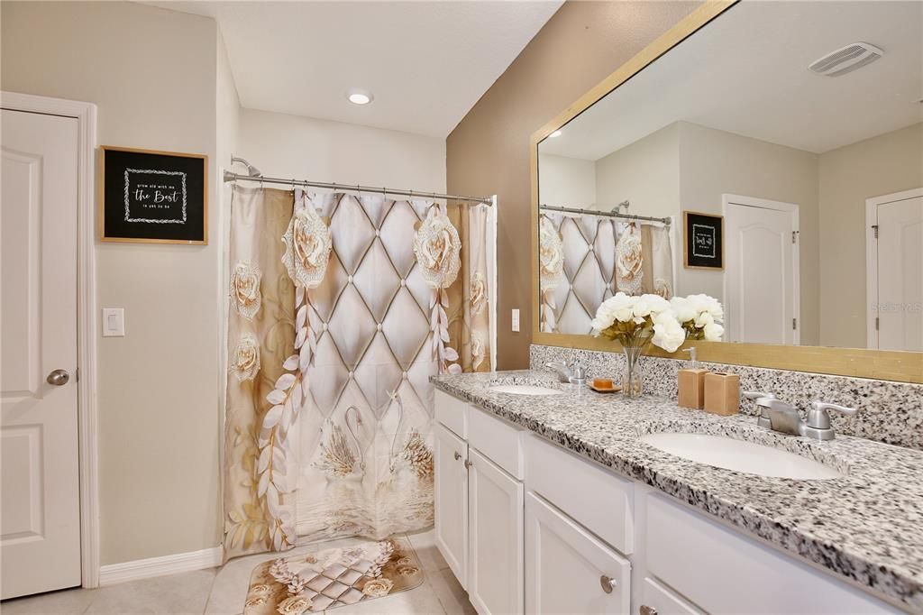 For Sale: $425,000 (5 beds, 3 baths, 2830 Square Feet)