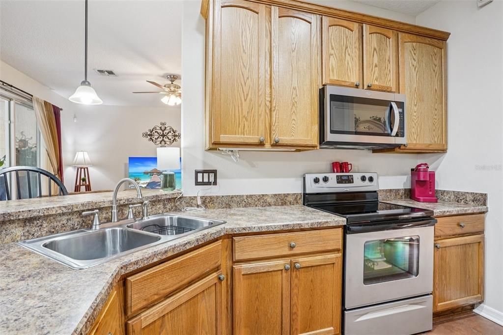 Activo con contrato: $329,900 (3 camas, 2 baños, 1722 Pies cuadrados)