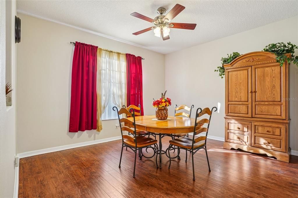 Activo con contrato: $329,900 (3 camas, 2 baños, 1722 Pies cuadrados)