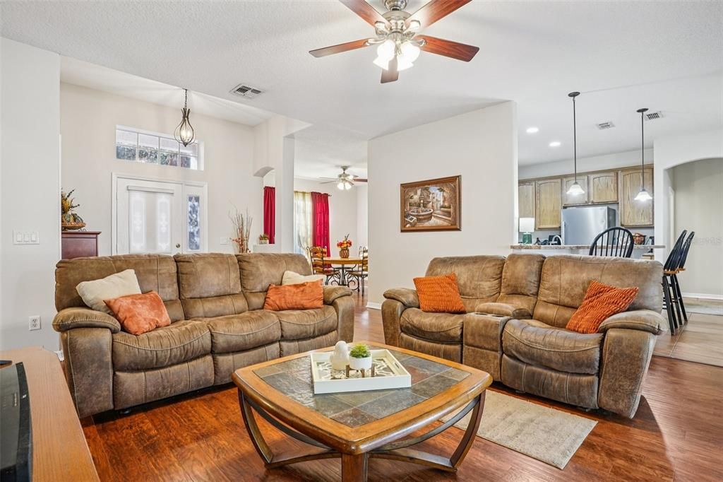 Activo con contrato: $329,900 (3 camas, 2 baños, 1722 Pies cuadrados)