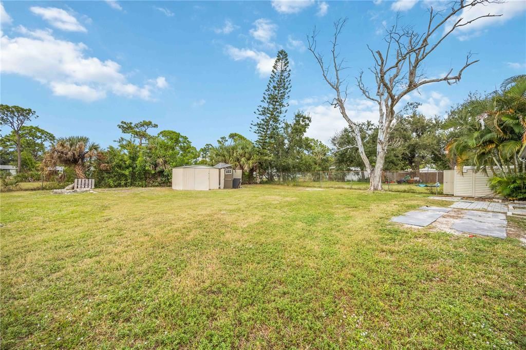 For Sale: $199,900 (2 beds, 1 baths, 869 Square Feet)