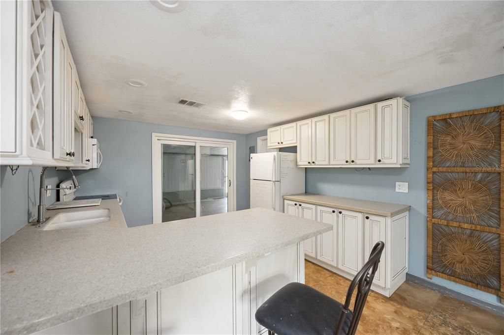 For Sale: $199,900 (2 beds, 1 baths, 869 Square Feet)