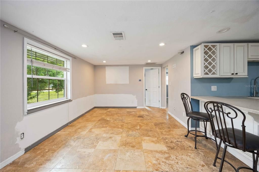 For Sale: $199,900 (2 beds, 1 baths, 869 Square Feet)