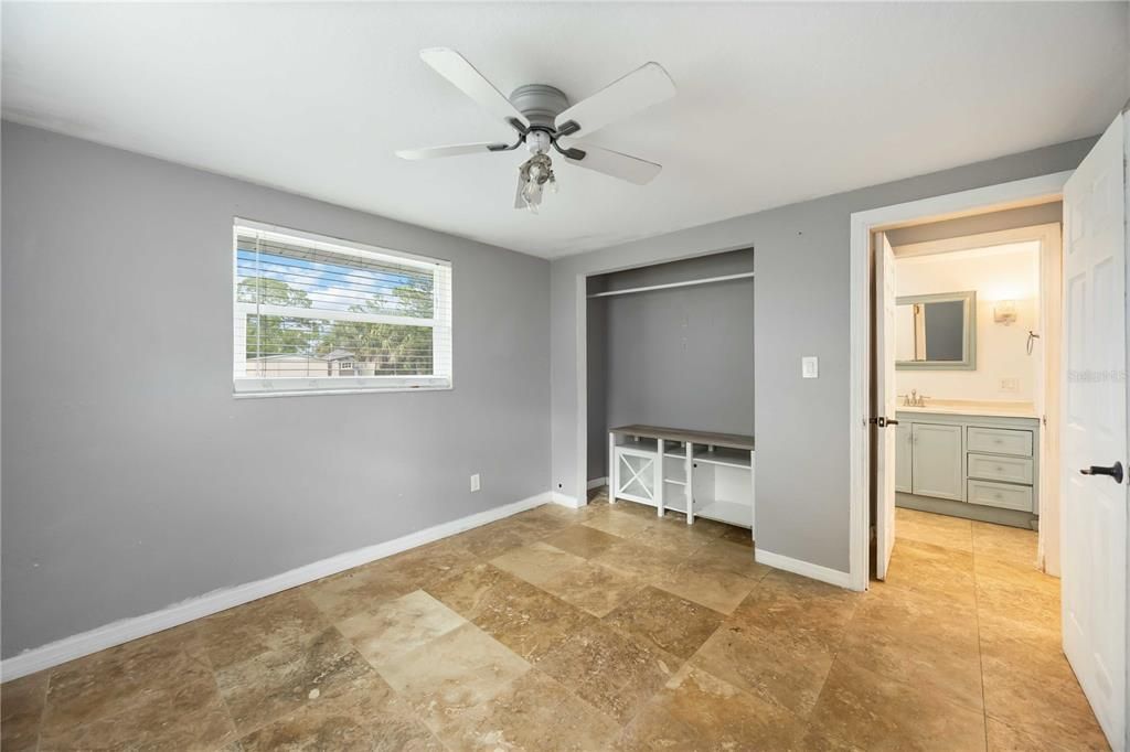 For Sale: $199,900 (2 beds, 1 baths, 869 Square Feet)