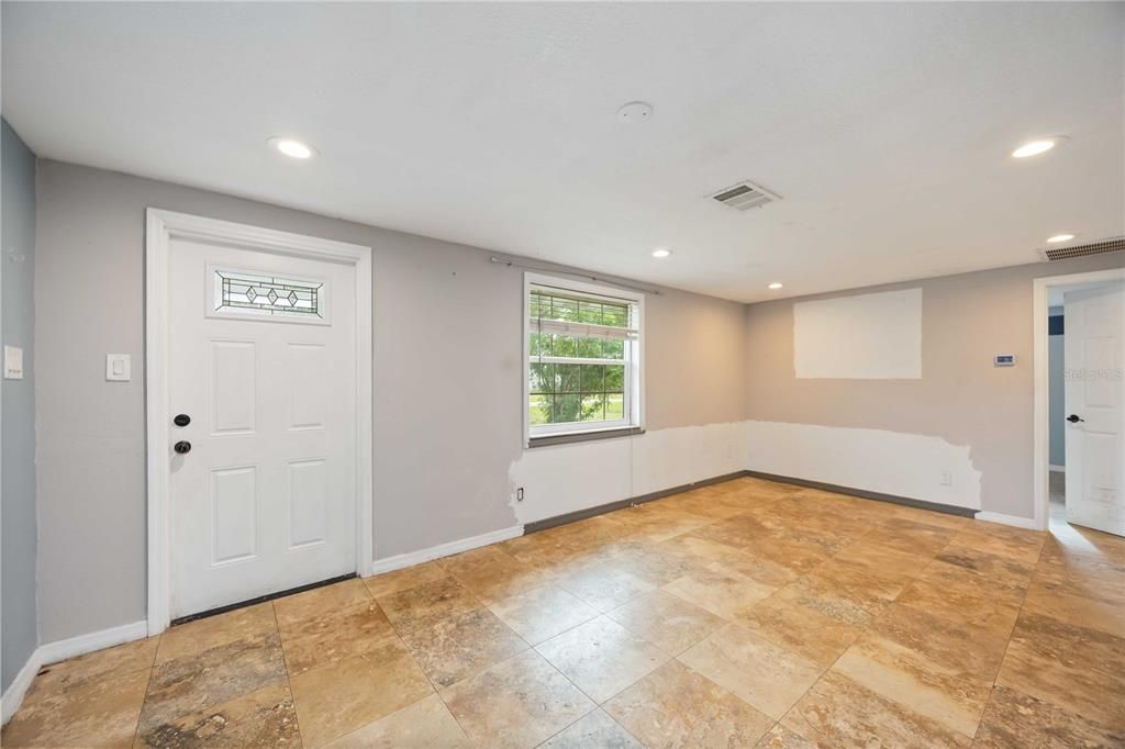 For Sale: $199,900 (2 beds, 1 baths, 869 Square Feet)