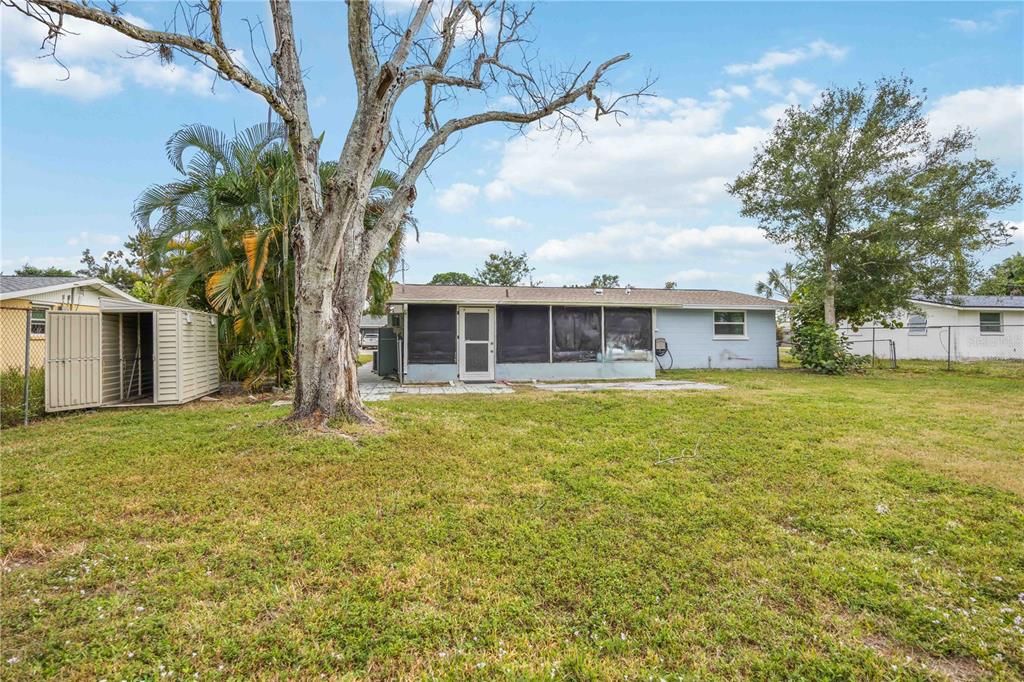 For Sale: $199,900 (2 beds, 1 baths, 869 Square Feet)