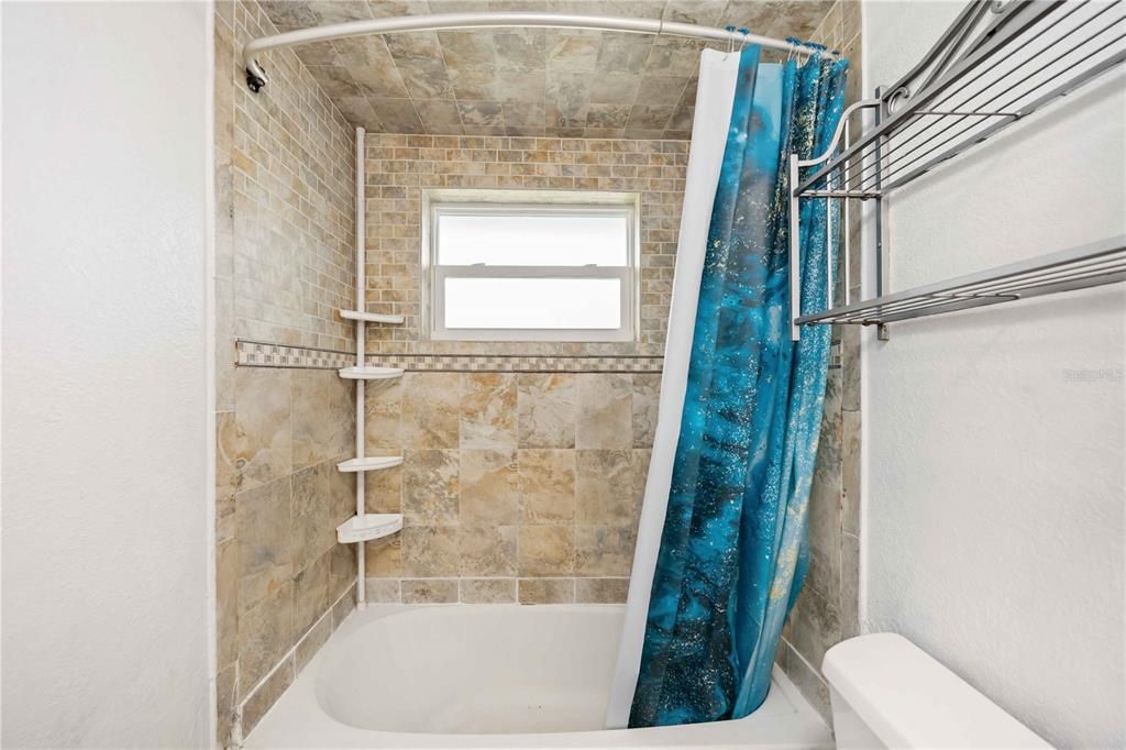 For Sale: $199,900 (2 beds, 1 baths, 869 Square Feet)