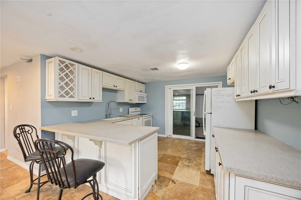 For Sale: $199,900 (2 beds, 1 baths, 869 Square Feet)