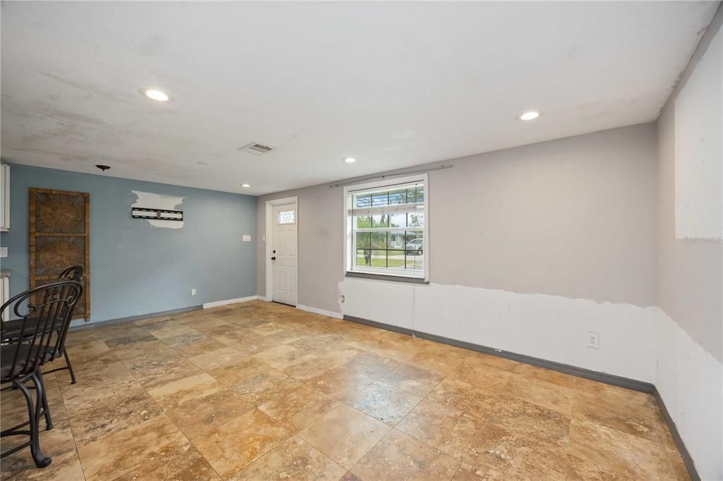 For Sale: $199,900 (2 beds, 1 baths, 869 Square Feet)