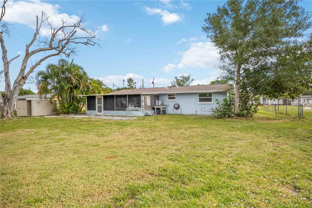 For Sale: $199,900 (2 beds, 1 baths, 869 Square Feet)