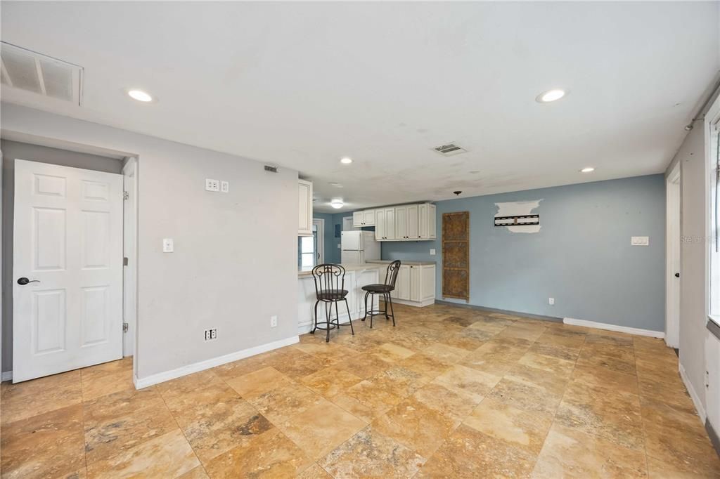 For Sale: $199,900 (2 beds, 1 baths, 869 Square Feet)