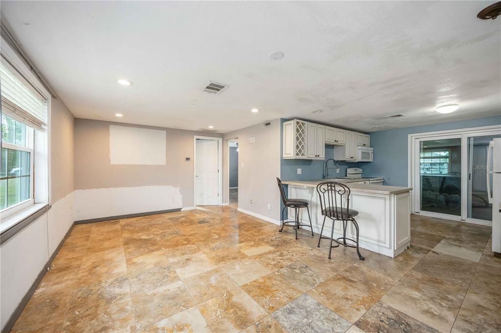 For Sale: $199,900 (2 beds, 1 baths, 869 Square Feet)