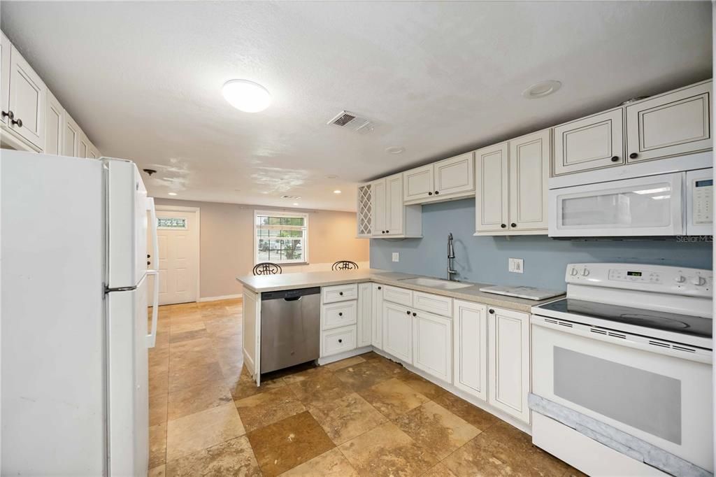 For Sale: $199,900 (2 beds, 1 baths, 869 Square Feet)