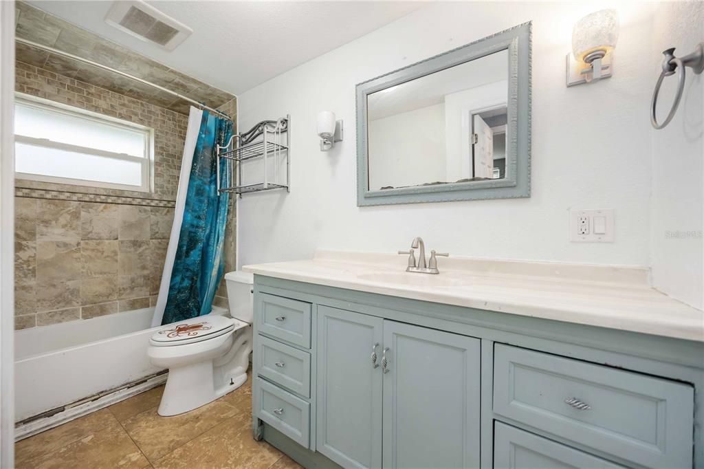 For Sale: $199,900 (2 beds, 1 baths, 869 Square Feet)