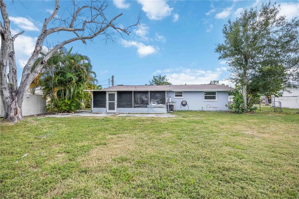 For Sale: $199,900 (2 beds, 1 baths, 869 Square Feet)