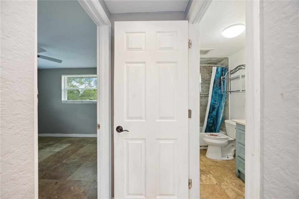 For Sale: $199,900 (2 beds, 1 baths, 869 Square Feet)