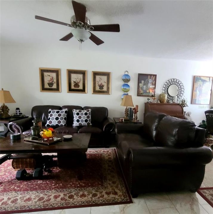 For Sale: $119,999 (1 beds, 1 baths, 678 Square Feet)