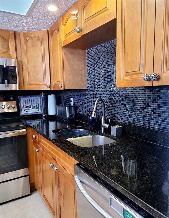 For Sale: $119,999 (1 beds, 1 baths, 678 Square Feet)