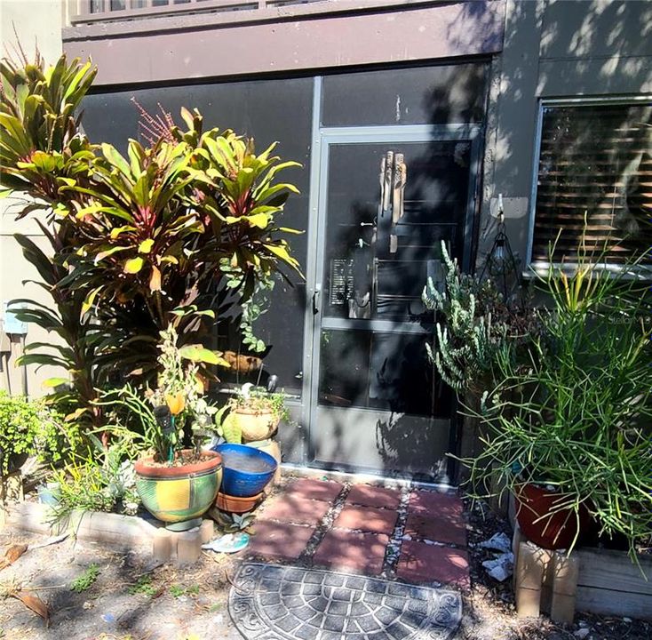 For Sale: $119,999 (1 beds, 1 baths, 678 Square Feet)