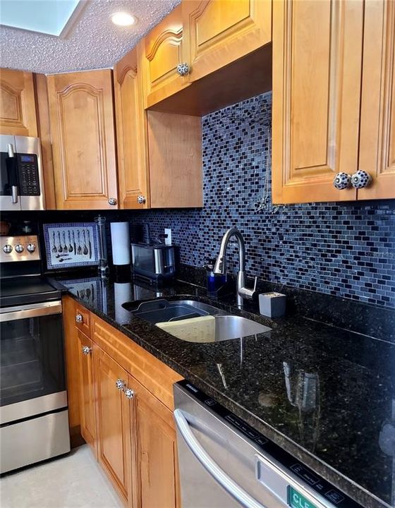 For Sale: $119,999 (1 beds, 1 baths, 678 Square Feet)