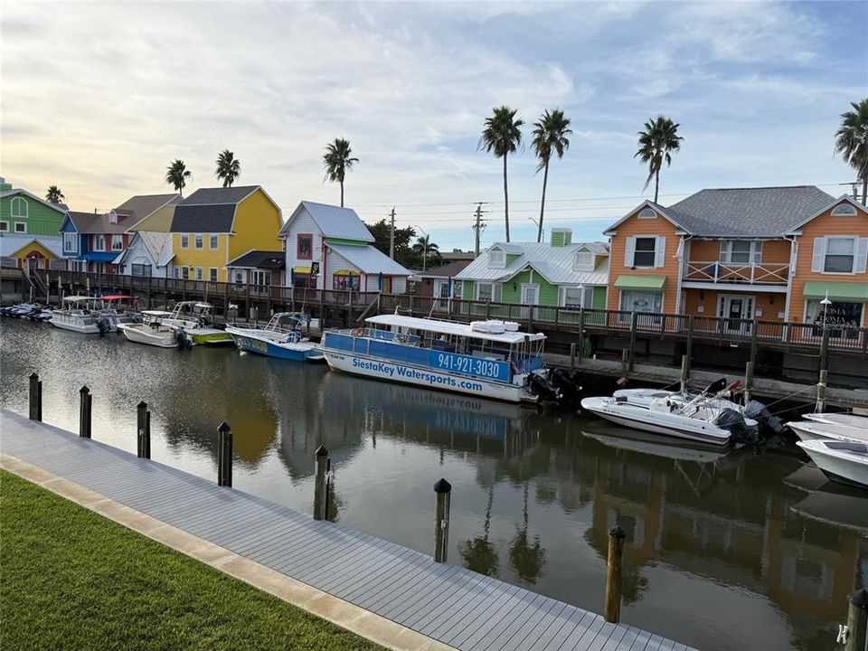 Под контрактом: $675,000 (2 спален, 2 ванн, 1405 Квадратных фут)