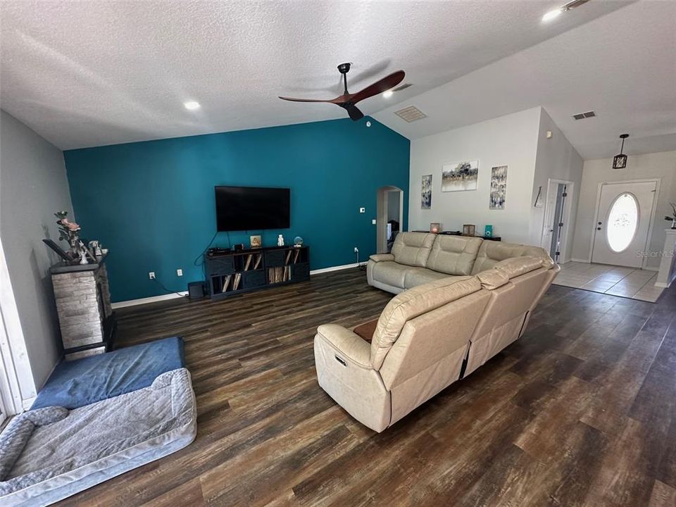 En Venta: $349,900 (3 camas, 2 baños, 2354 Pies cuadrados)