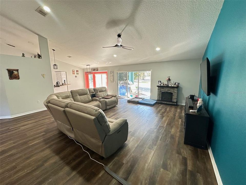 En Venta: $349,900 (3 camas, 2 baños, 2354 Pies cuadrados)