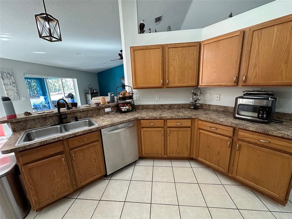 En Venta: $349,900 (3 camas, 2 baños, 2354 Pies cuadrados)