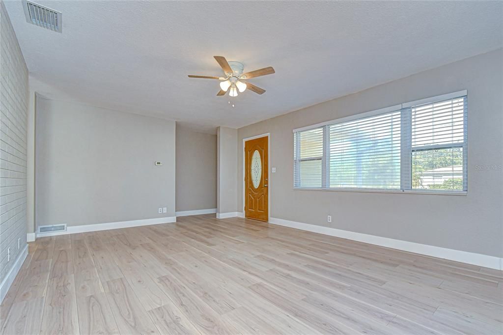 Activo con contrato: $405,000 (3 camas, 2 baños, 1114 Pies cuadrados)