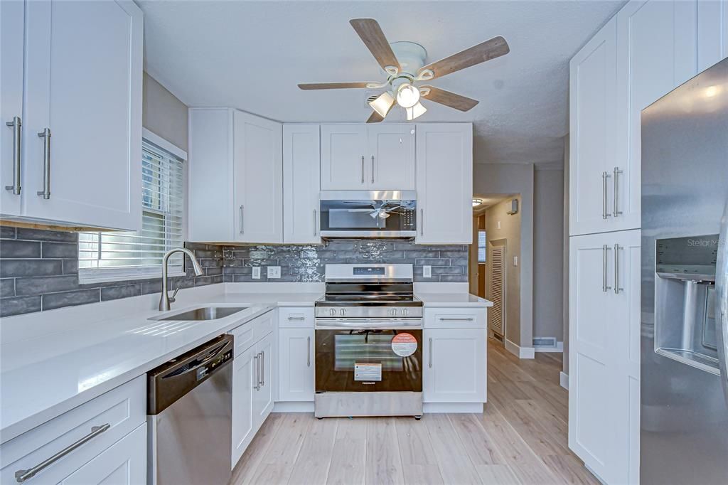 Activo con contrato: $405,000 (3 camas, 2 baños, 1114 Pies cuadrados)