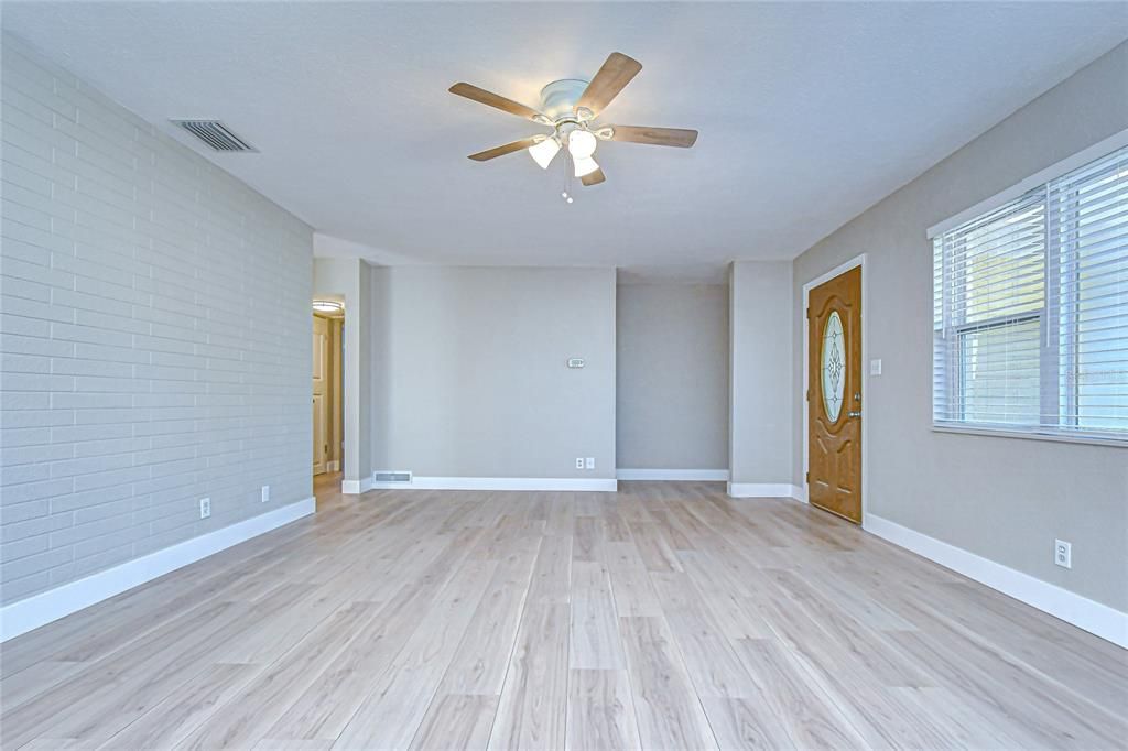 Activo con contrato: $405,000 (3 camas, 2 baños, 1114 Pies cuadrados)