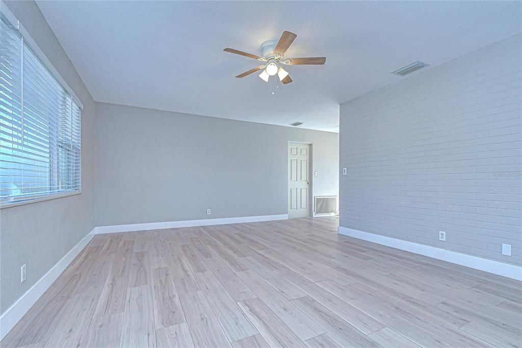 Activo con contrato: $405,000 (3 camas, 2 baños, 1114 Pies cuadrados)