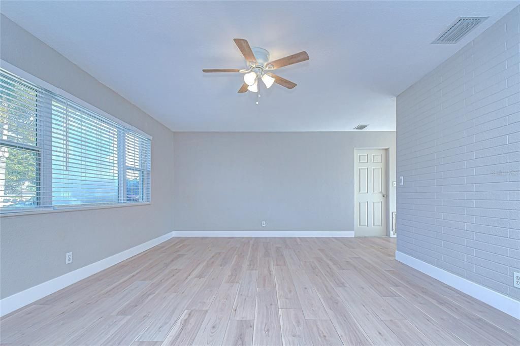 Activo con contrato: $405,000 (3 camas, 2 baños, 1114 Pies cuadrados)